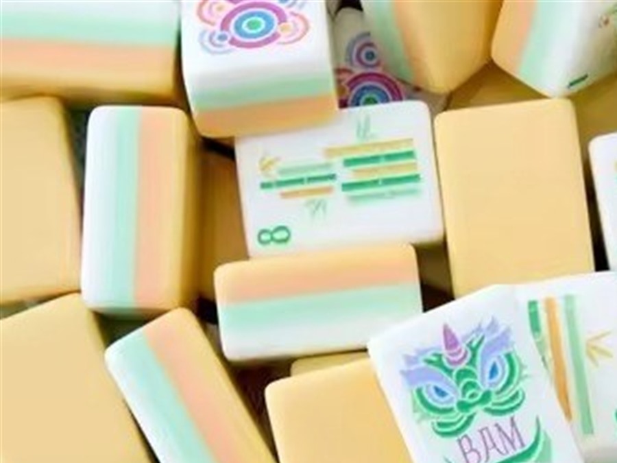 Pastel Yellow Mahjong Set detail view 1