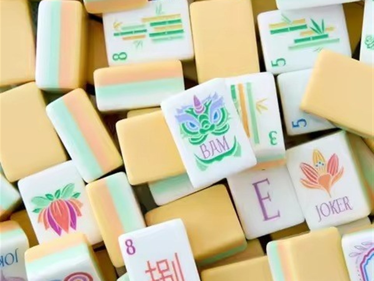 Pastel yellow American Mahjong set