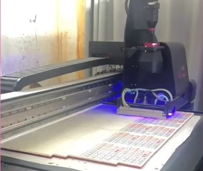 Large-format flatbed UV printing machine processing sheets in Shenzhen facility